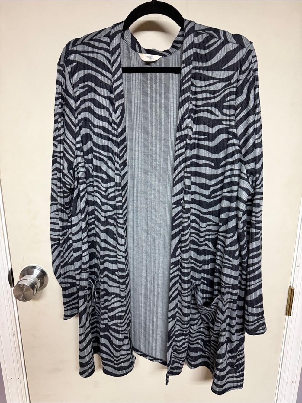 Terra & Sky Black and Gray Zebra-Print Open-Front Cardigan